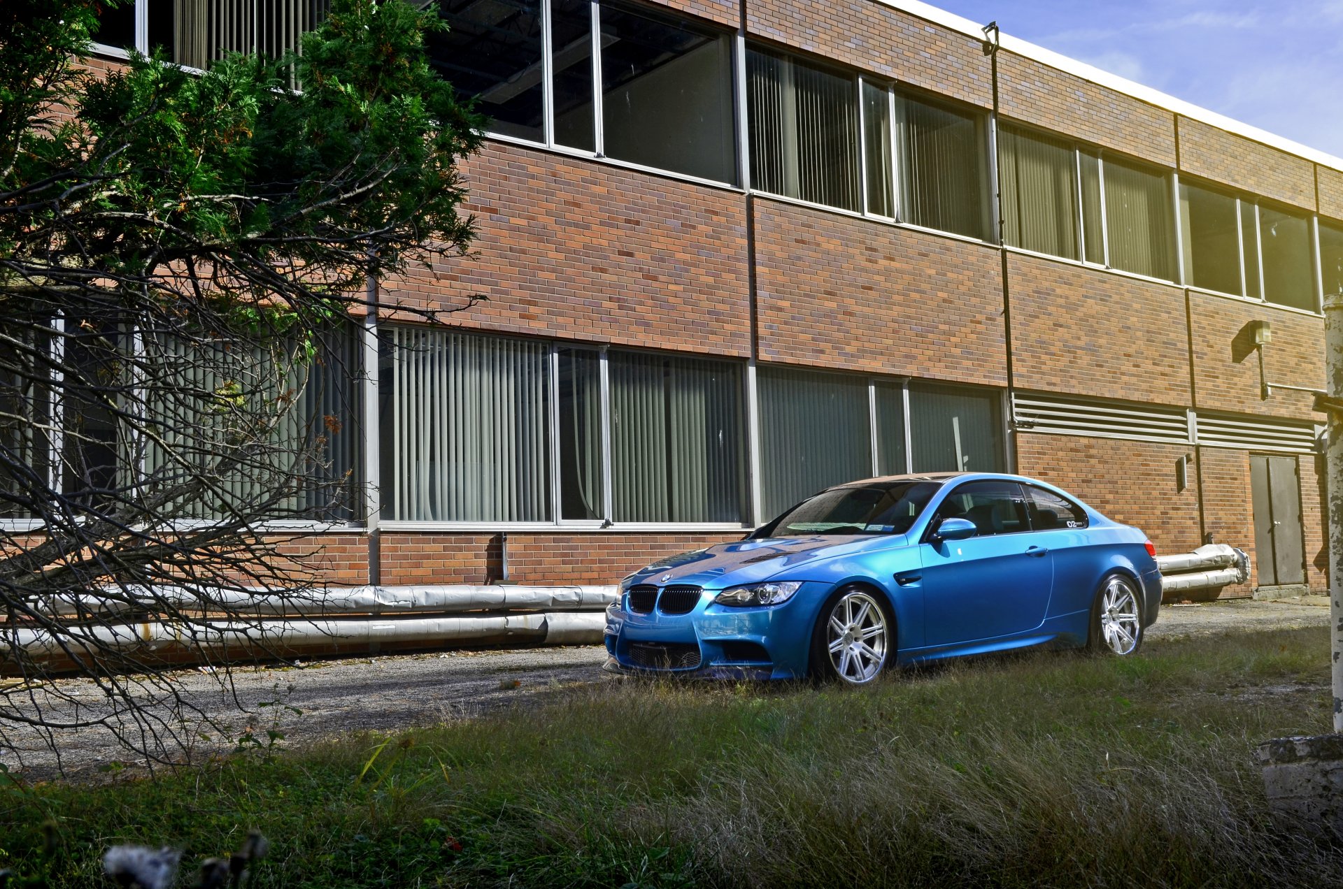 bmw m3 e92 atlantis azul bmw cian vista lateral edificio ventanas