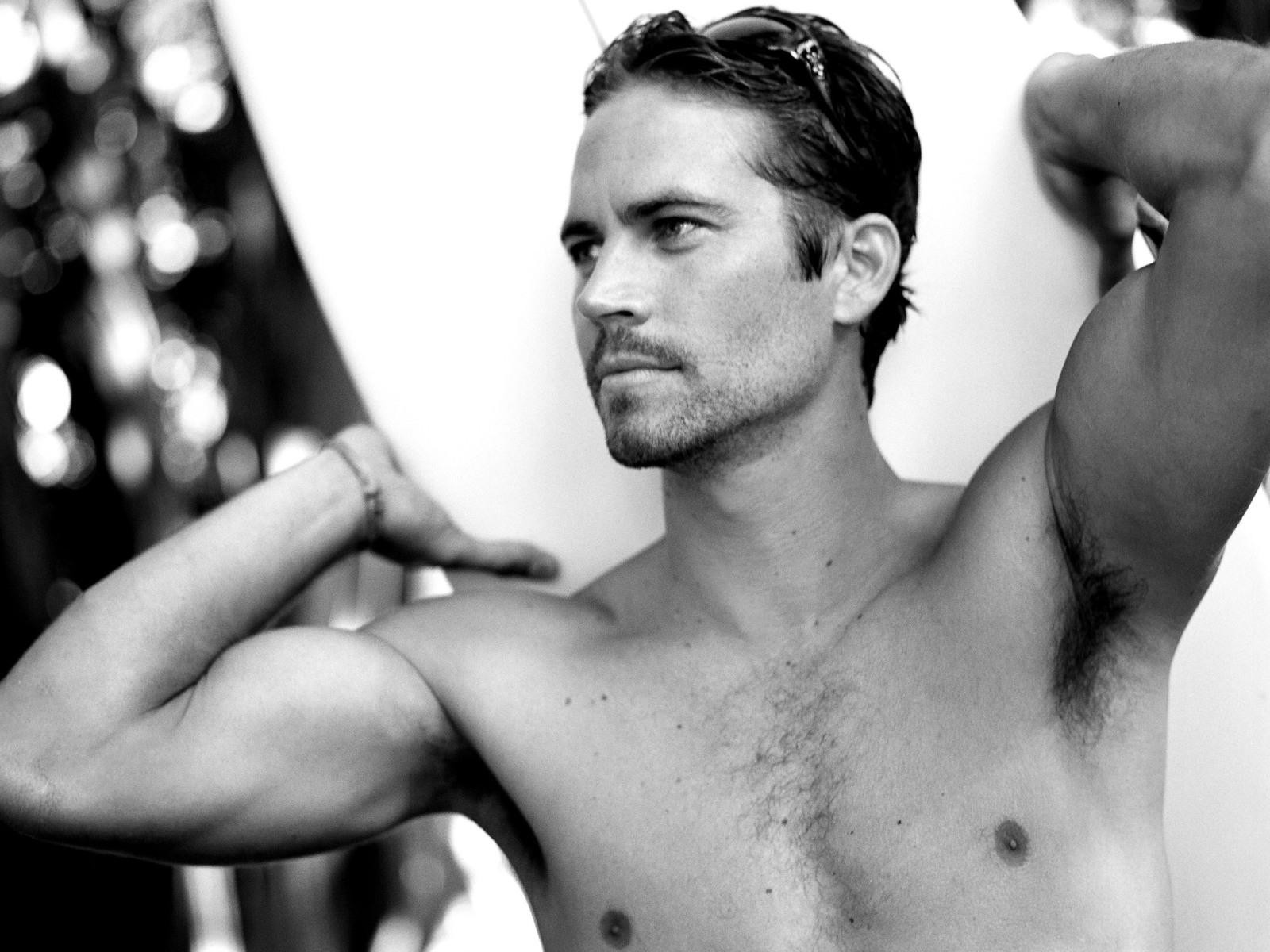 paul walker hombre blanco y negro actor serfing