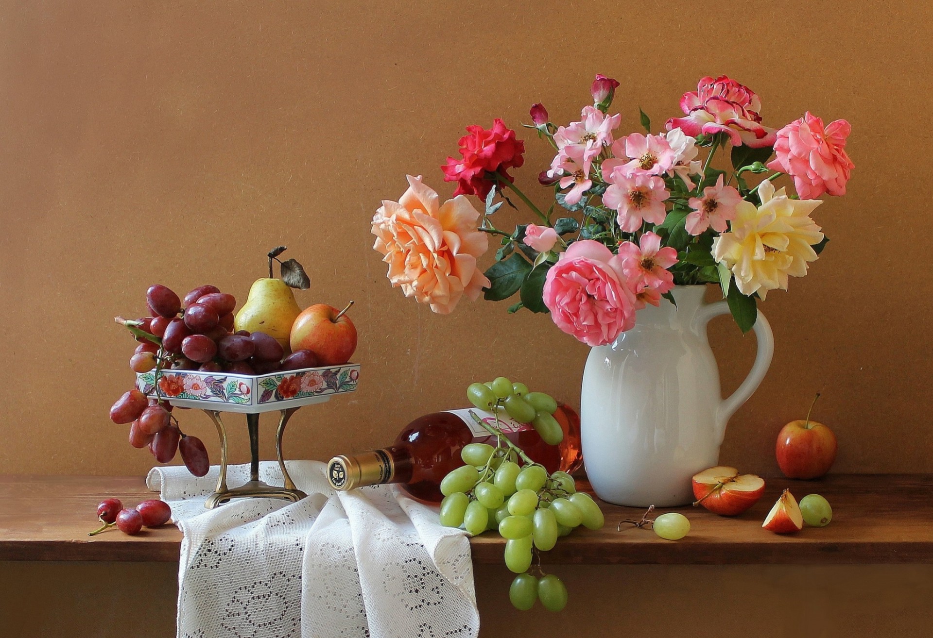 rose uva bouquet fiori mele vino brocca loggia bottiglia