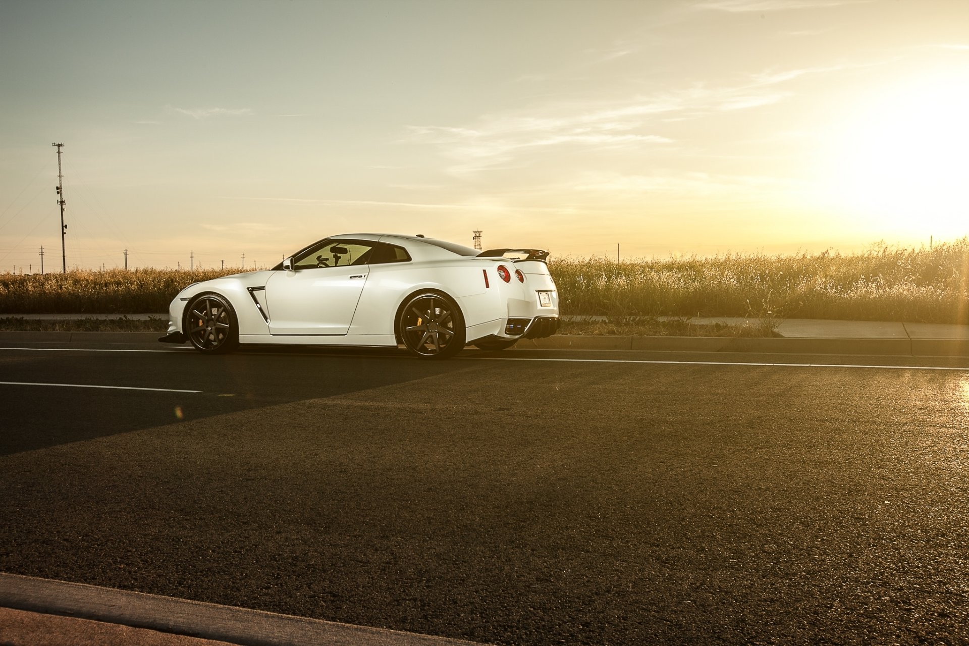 nissan gt-r r35 biały nissan gt-r droga zachód słońca