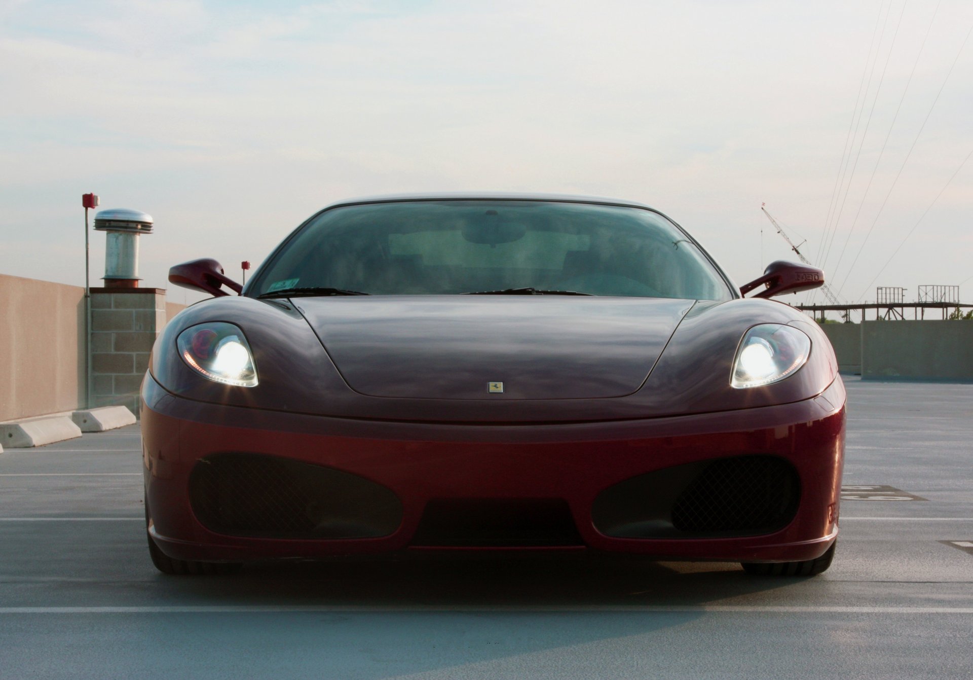 ferrari f430 rouge parking ciel nuages ferrari f430 rouge foncé teinté avant ombre toit