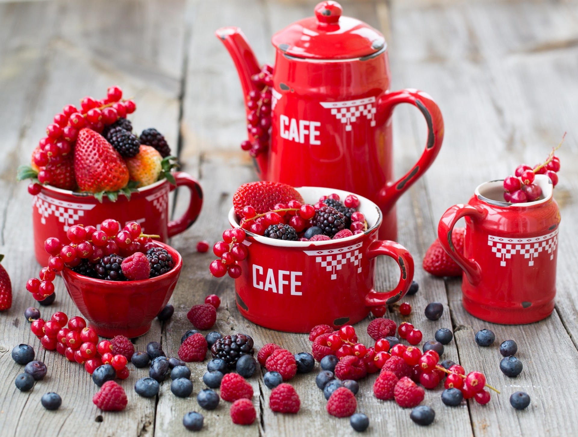 théière tasse fraise framboise myrtille groseille lit baies dispersion vaisselle mûre