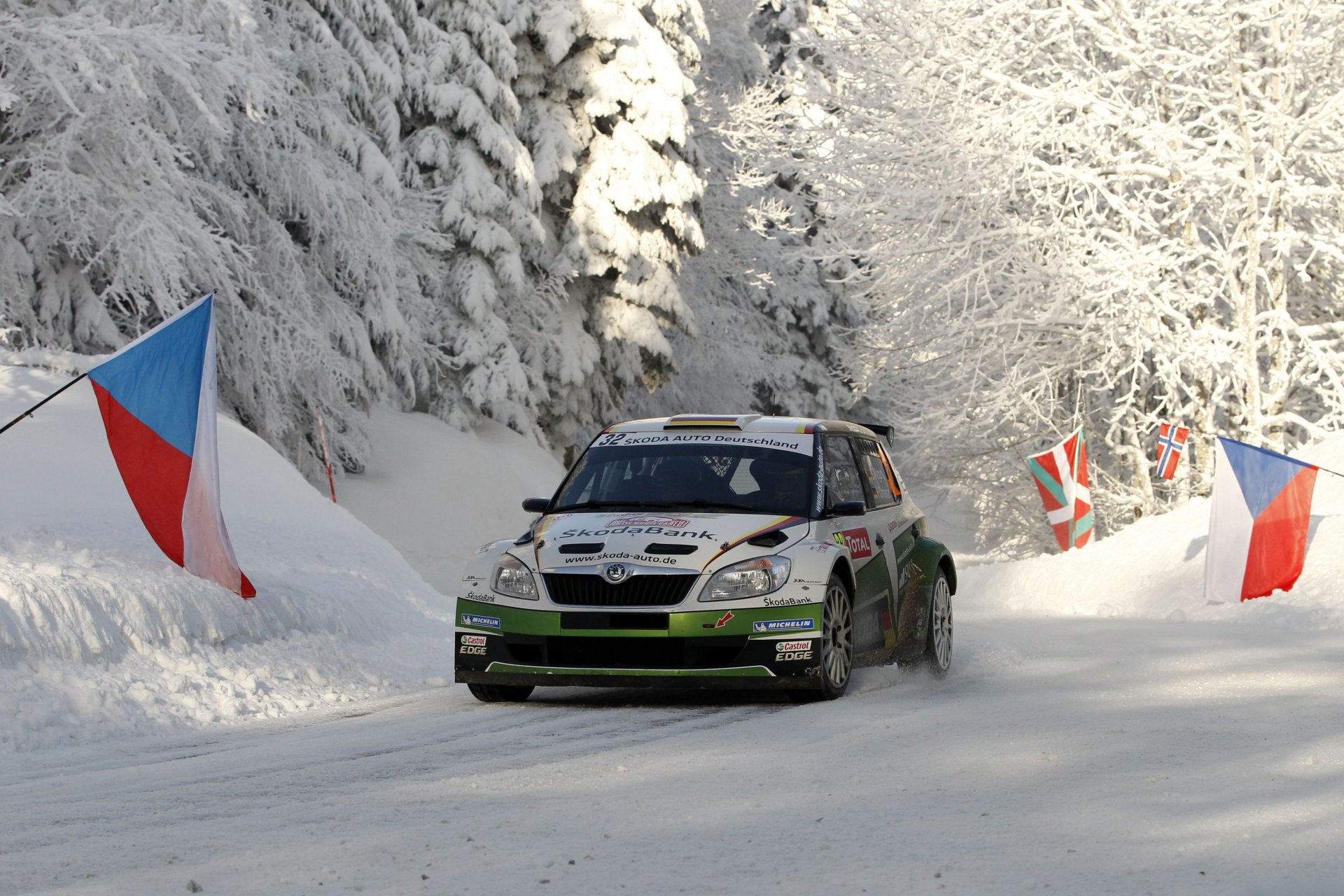 koda fabia wrc rally nieve invierno bosque carrera rally frente capucha