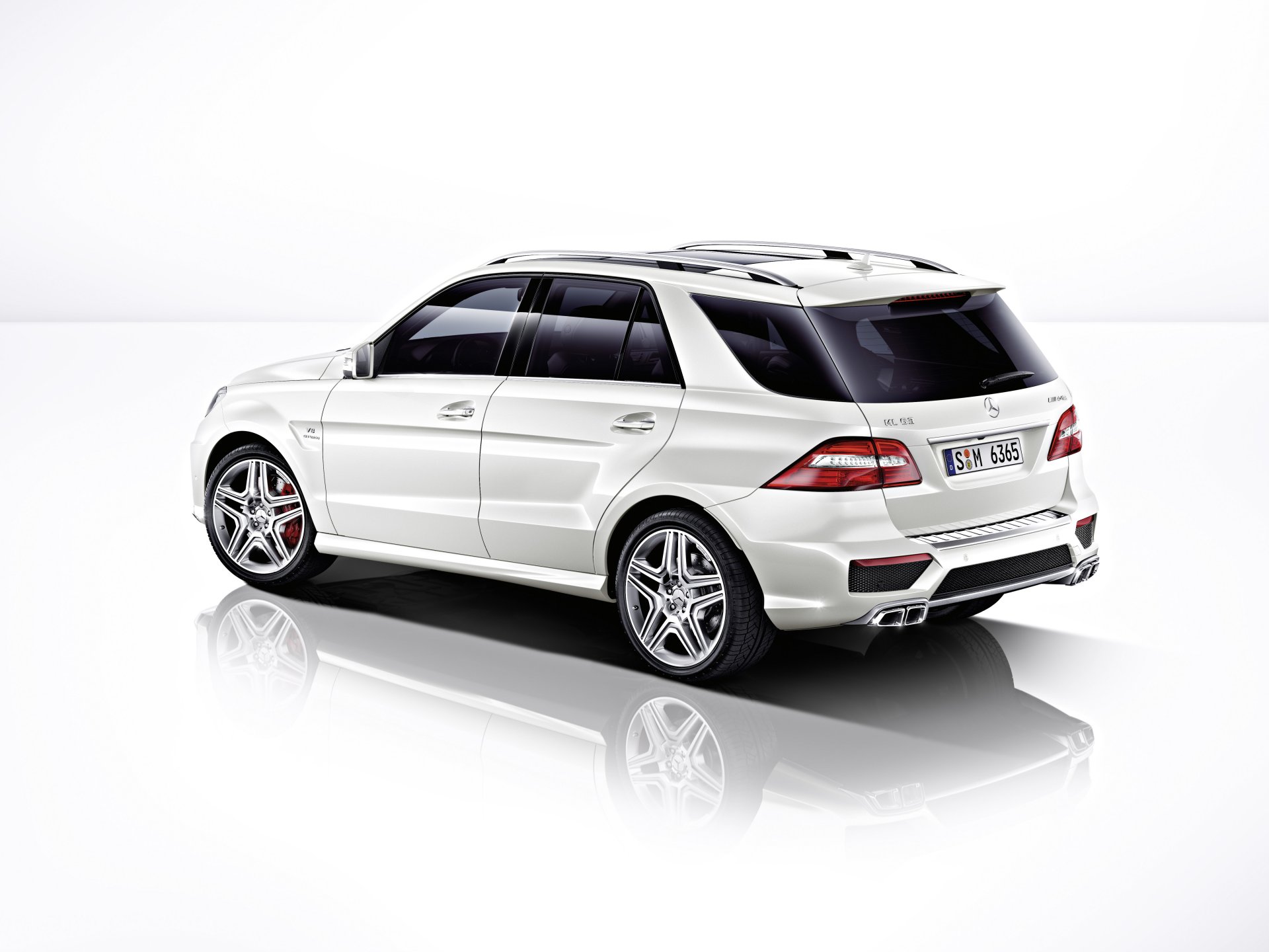 mercedes ml amg 6.3 мерседес amg джип бок белый фон