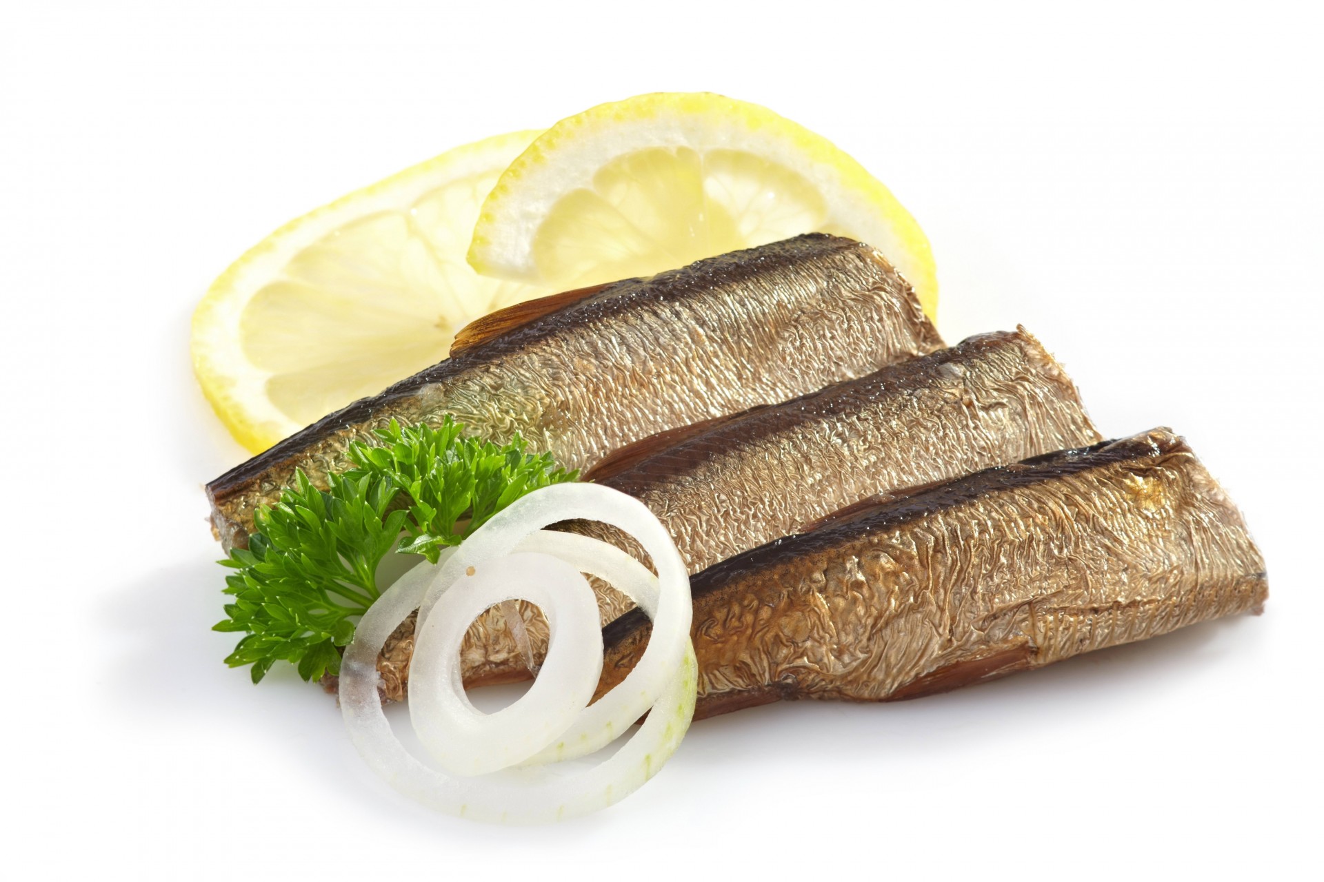 zitrone zwiebel petersilie hering weißer hintergrund fisch