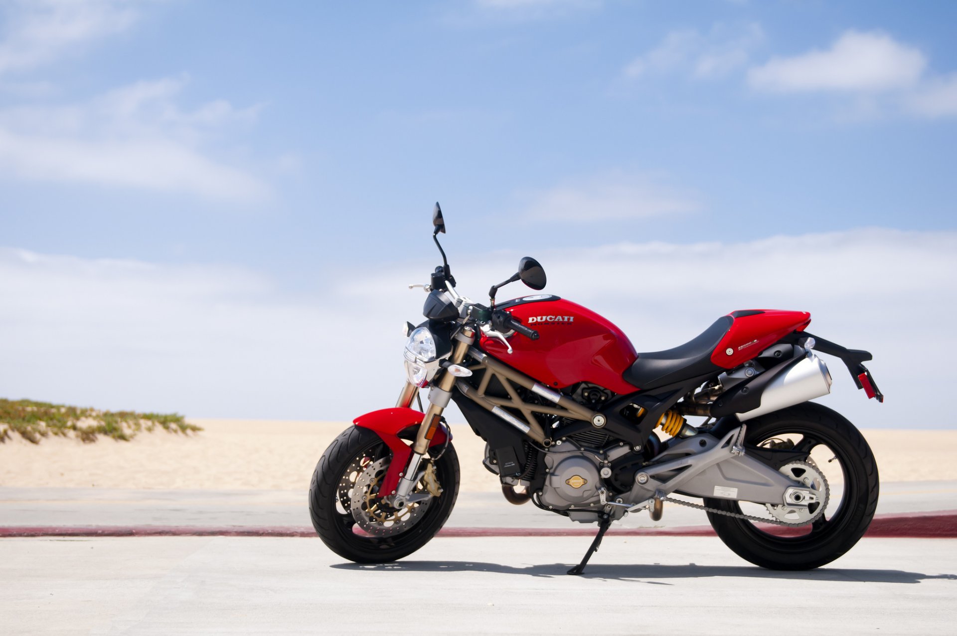 ducati monstre rouges ciel route plage