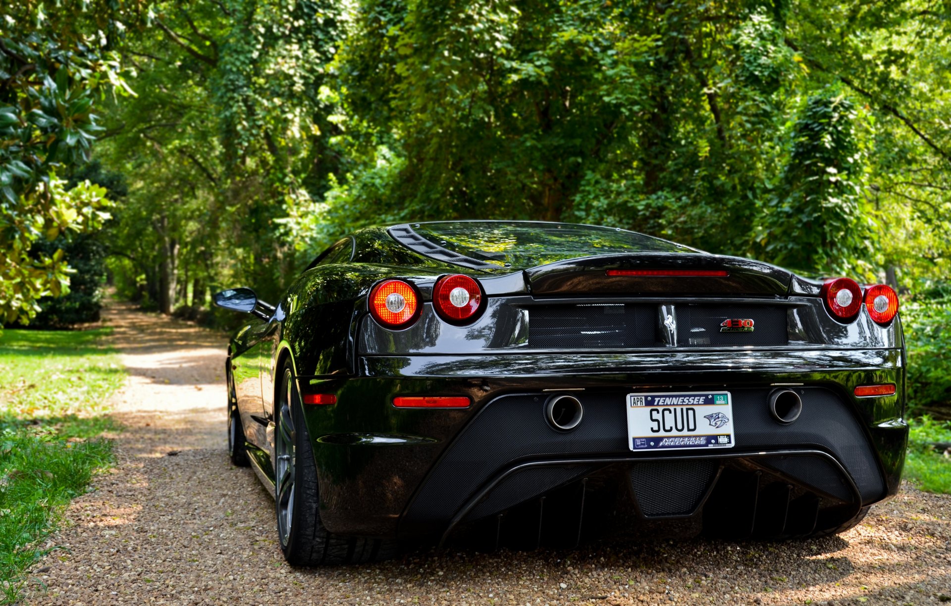 ferrari f430 negro scuderia ferrari f430 scuderia negro trasero sombra árboles