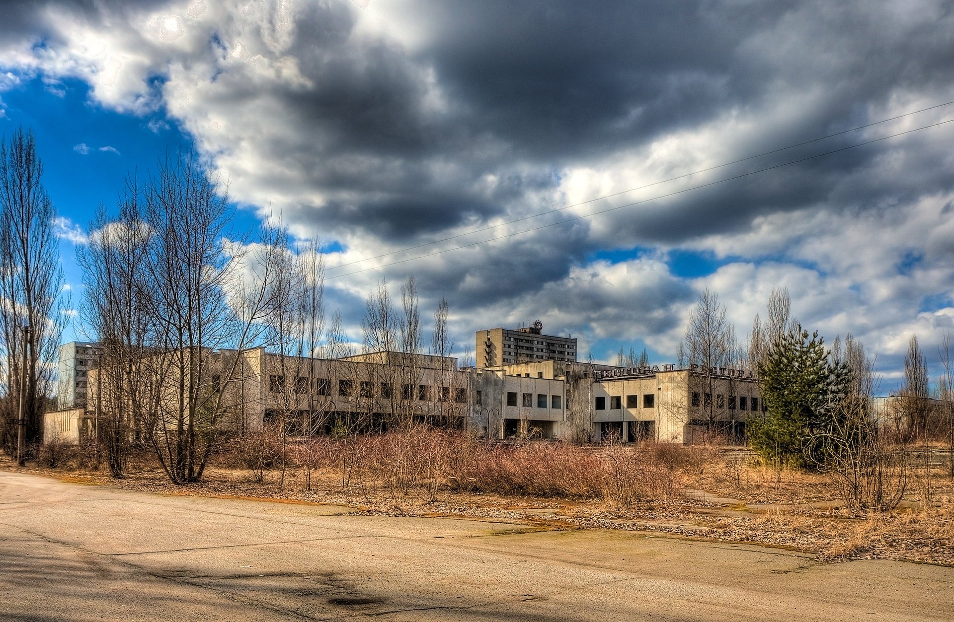 pripyat buissons route bâtiment