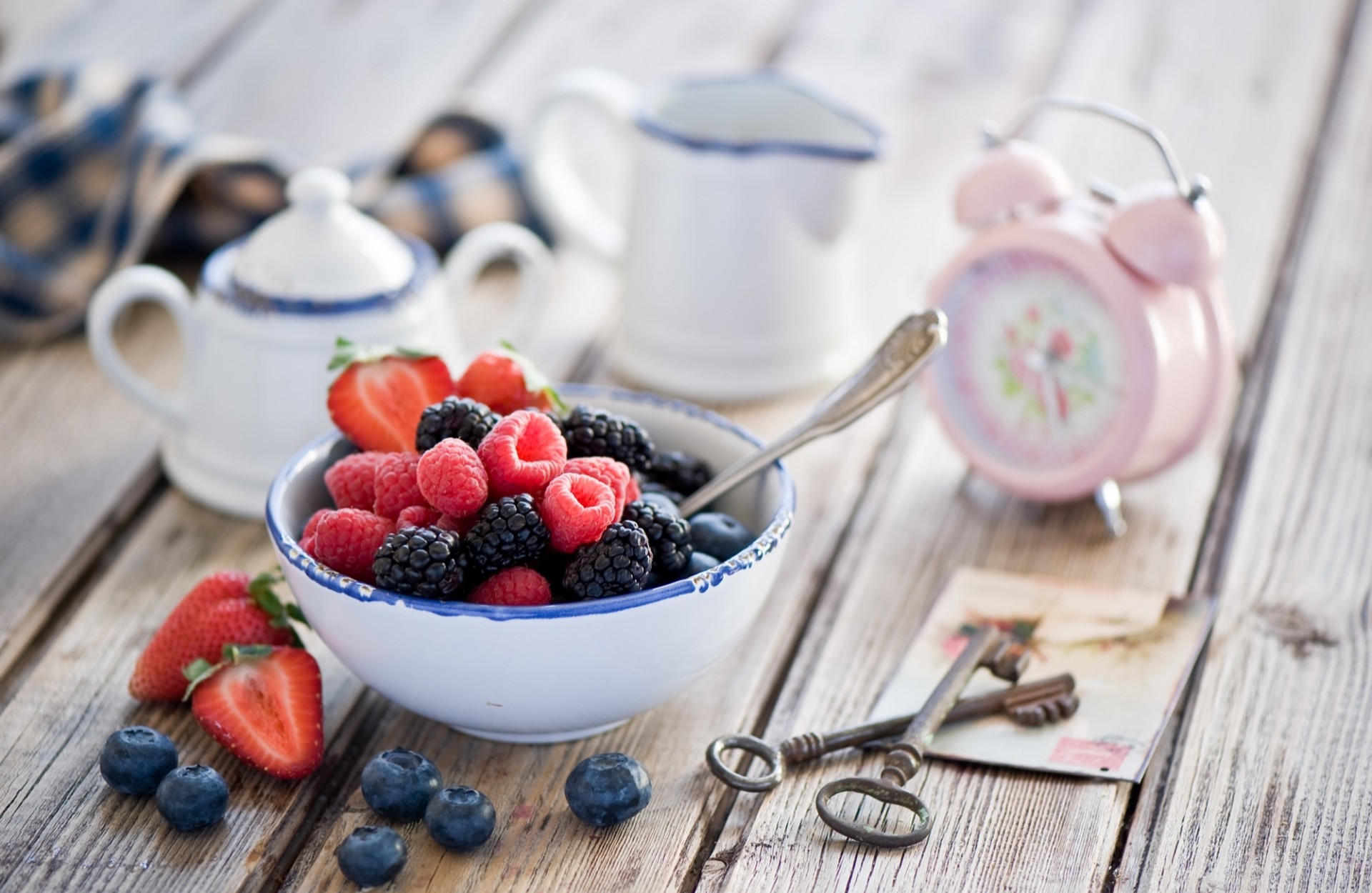 fraise framboise réveil lit baies mûre horloge myrtille clés