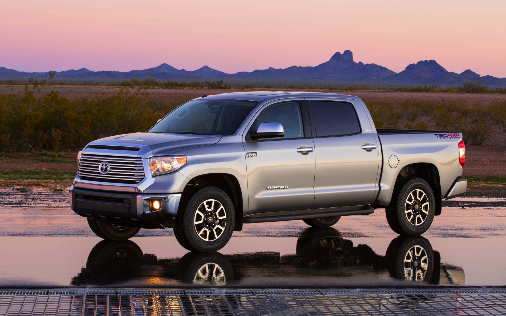 toyota tundra camioneta noche coche gris toyota reflexión vista lateral