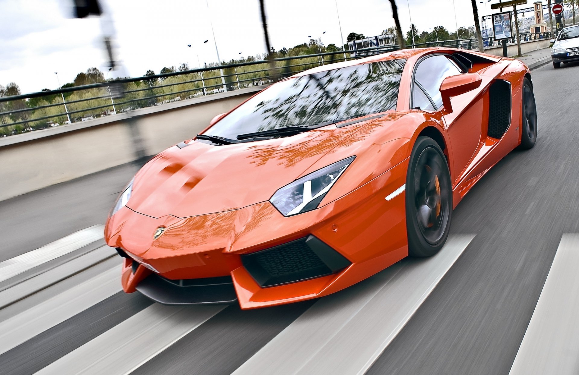 lamborghini aventador lp700-4 orange straße geschwindigkeit lamborghini aventador fußgängerüberweg