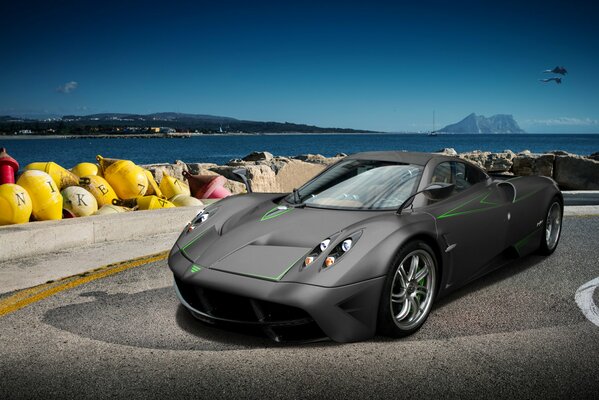 Grauer Pagani Weira Sportwagen am Wasser