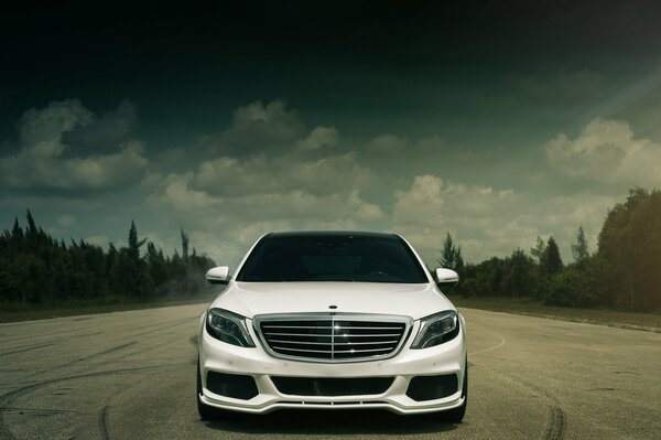 Voiture blanche Mercedes Benz sur fond de ciel