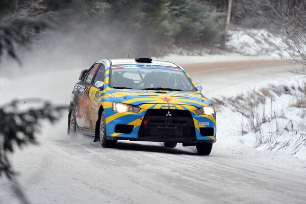 Rallye im Schnee. Vor dem Mitsubishi