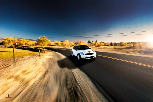 White Cooper à grande vitesse