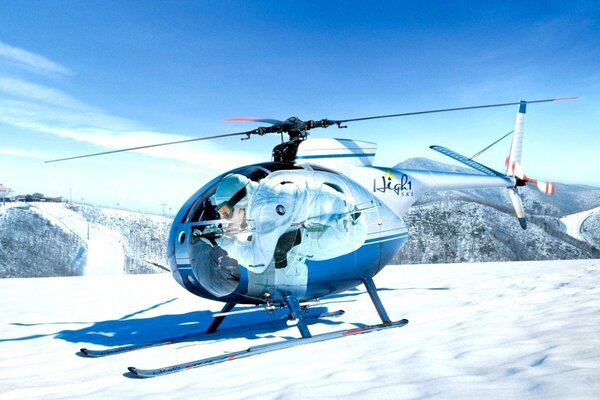 Helicóptero con ventanas panorámicas en la cima de la montaña en invierno