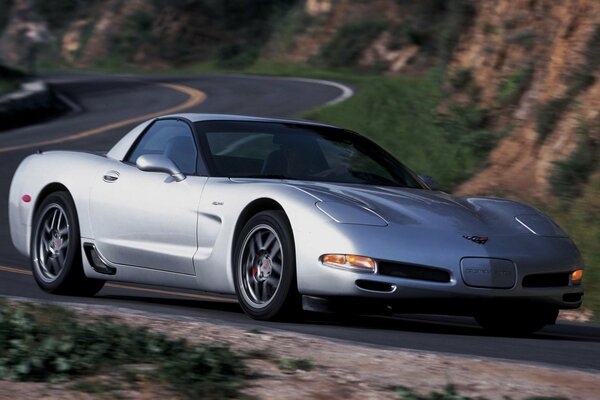 Voiture supercar argent sur fond de route