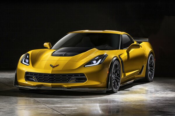 Chevrolet Corvette in giallo su sfondo grigio