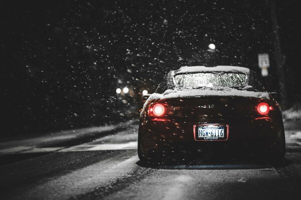 Honda S2000 dans une rue enneigée. Vue arrière