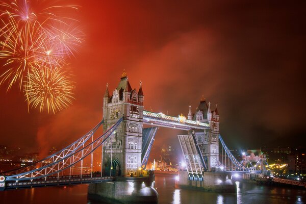 Londra luminosa, colorata e notturna