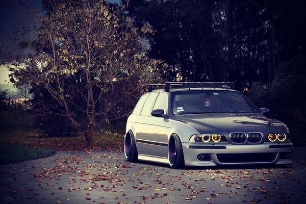 BMW afinado con faros encendidos