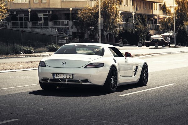 Auf der Straße ein weißes deutsches Auto der Marke mercedes