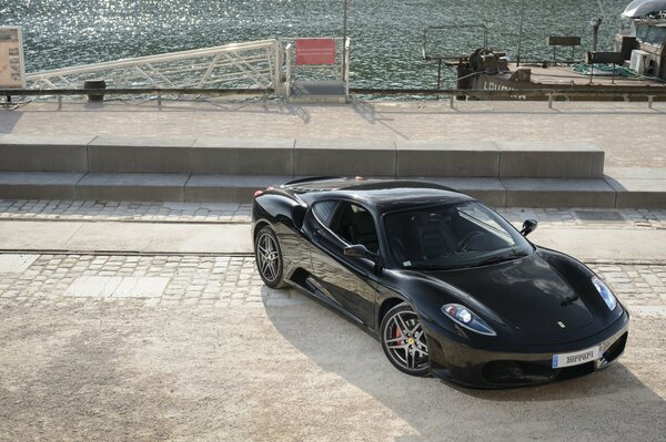 Super voiture noire sur le front de mer vue de dessus