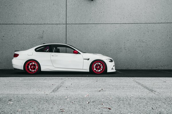 Blanco BMW M3 coche en la pared de fondo