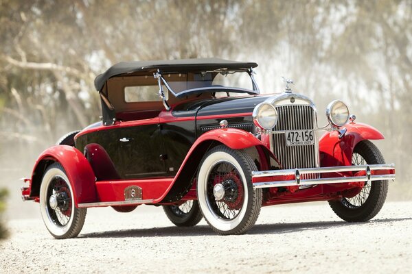 Roadster rouge classique sur la route de campagne