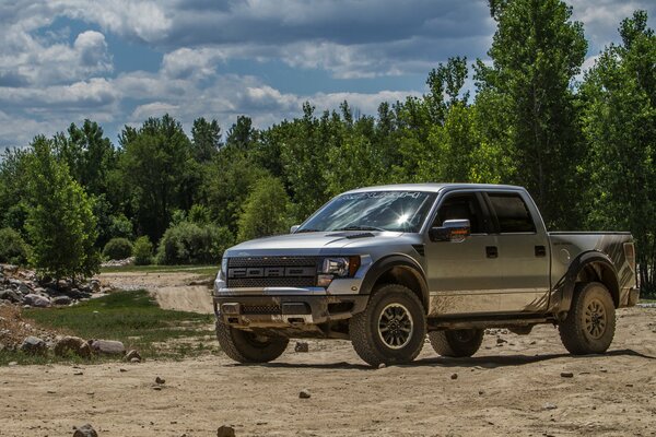 Ford sui sentieri della foresta