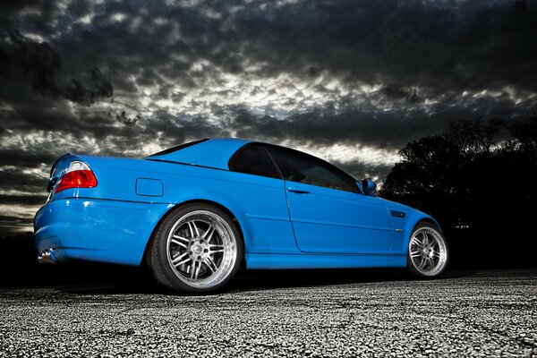 Sullo sfondo di nuvole - blu tedesco Boomer auto
