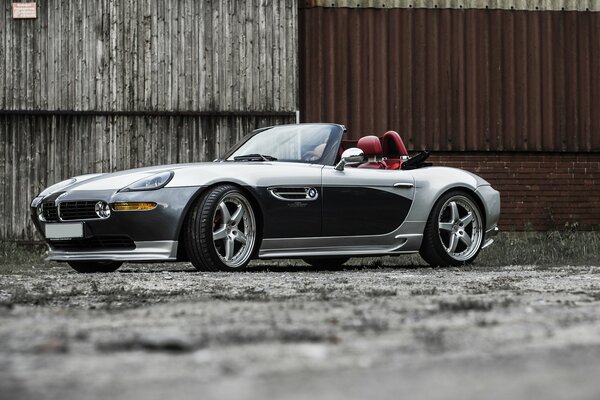 Silbernes Cabrio bmw z8 auf Wandhintergrund