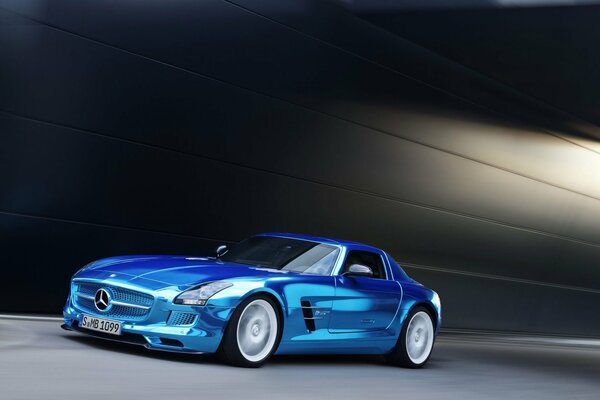 Mercedes sur la route bleu-bleu
