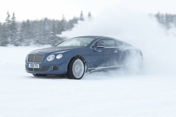 Bentleys Winterrutsche. Spritzer Schnee
