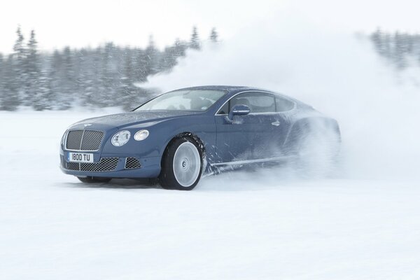 Skid invernale di Bentley. Spruzzo di neve