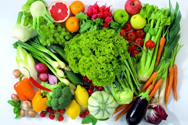 Variedad de verduras y verduras brillantes en la mesa