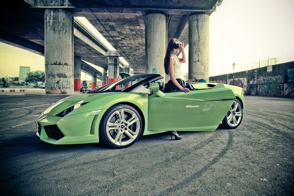 Chica de pie junto a la ensalada lamborghini