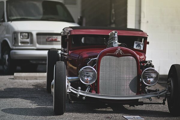 Coche retro Ford Hot Rod de color cereza