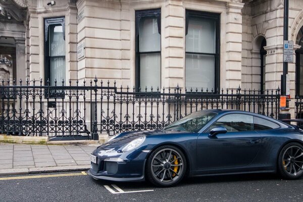 Supercar su sfondo stradale. Edificio storico a Londra