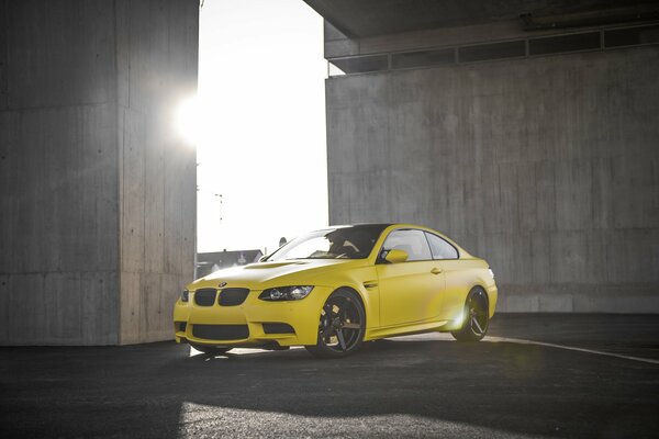 Schwarze Felgen auf einem gelben bmw-Traumauto