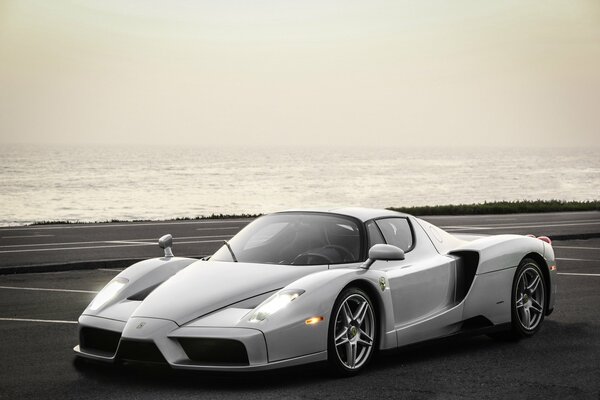 Ferrari Enzo de plata cerca del mar