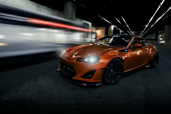 Toyota arancio sintonizzato foto di notte con l esposizione