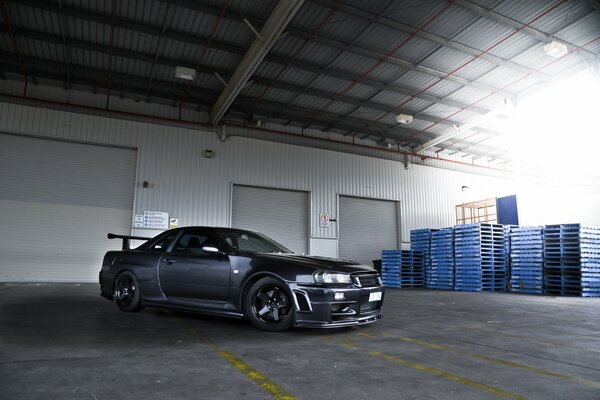 Nissan R34 nero in piedi nell hangar