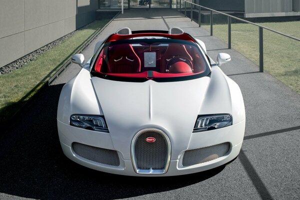 Weißer Bugatti im Licht eines sonnigen Tages