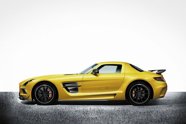 Samochód Mercedes-Benz sls w Kolorze Żółtym widok z boku