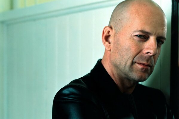Bruce Willis jak zawsze łysy i z dwudniowym zarostem