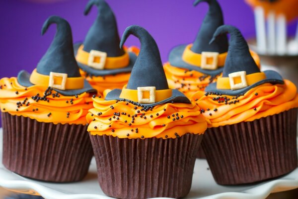 Plat d Halloween. Cupcakes avec chapeaux