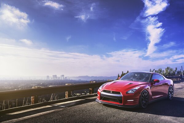 Roter Nissan gt-r am Horizont der Metropole