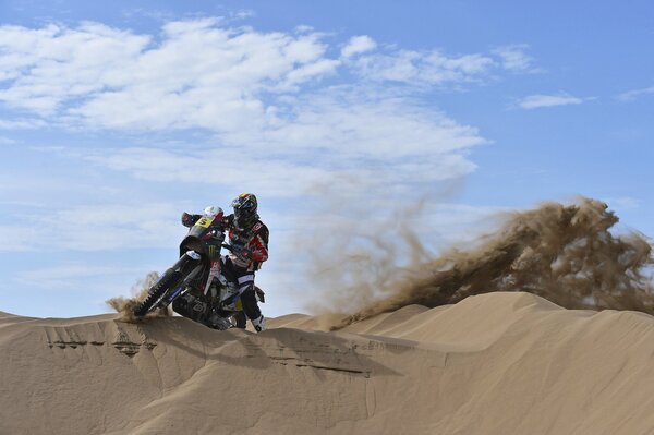 Die Dünen von Dakar. Durchbruch des Motorradfahrers