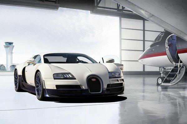 Bugatti et l avion dans le hangar de l aérodrome